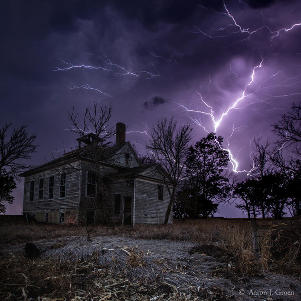"Obscurité orageuse"   ...   photos de Aaron J. Groen  !