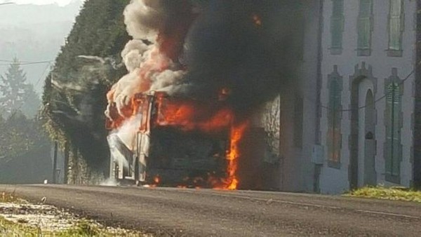 Drame évité   ...  39 enfants évacués du bus en feu !