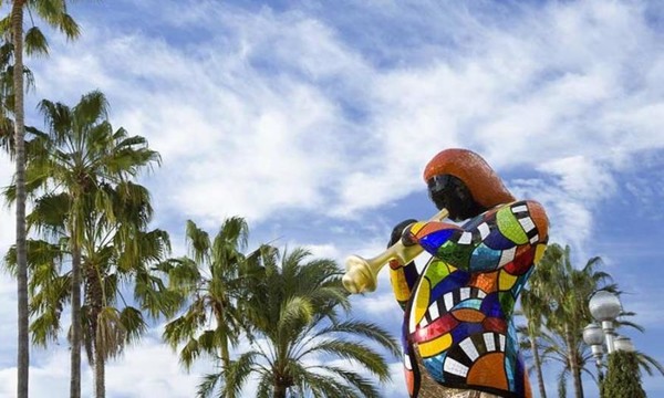 Nice : Sculpture Niki de St Phalle parmi les palmiers ...