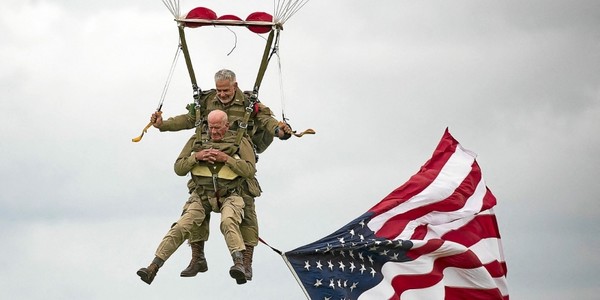 A 97 ans, un vétéran américain saute en parachute ..