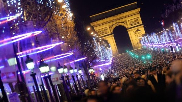 La foule envahit les Champs Elysées  ...  fête 2014 !