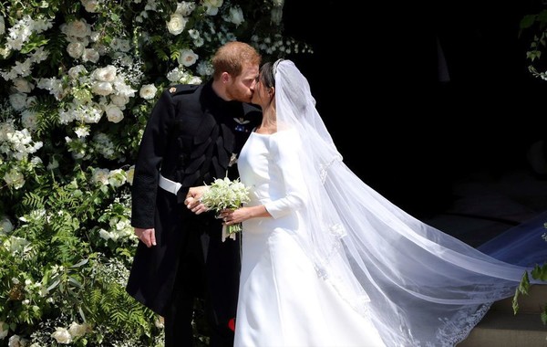 Le Duc et La Duchesse de Sussex  ...  " First Kiss " !