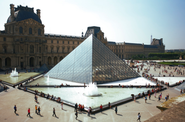 La pyramide du Louvre fête ses trente ans  ...