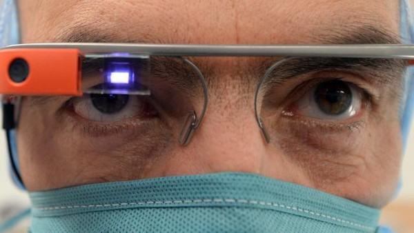 Le chirurgien opère avec des Google glass !