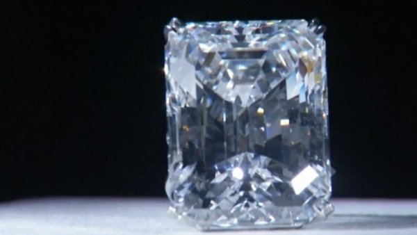 Fabuleux diamant de 100 carats : une bagatelle quoi !