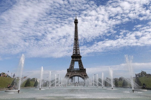 La Tour Eiffel  ...   évaluée à 434 milliards d'euros !