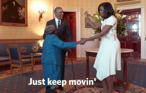Une dame de 106 ans danse, en rencontrant Obama !