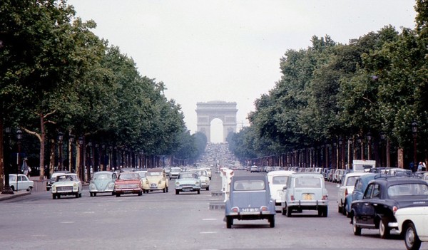 Les Champs-Élysées deviennent piste cyclable   ...