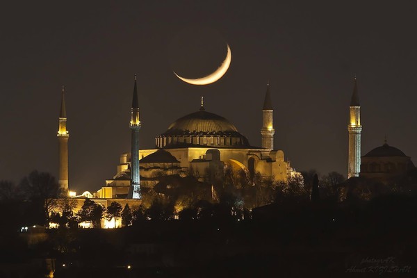 L’image du jour :   Lune sur Istanbul  !