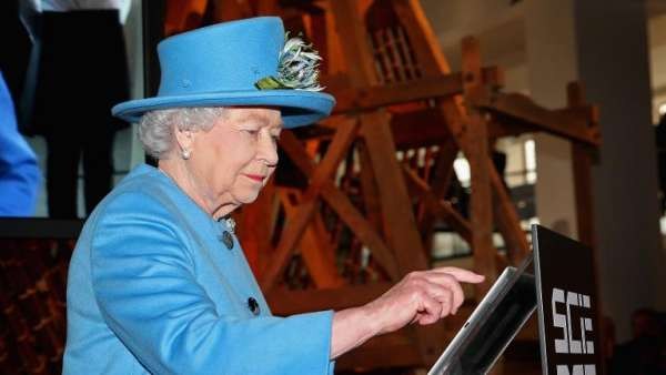 La reine Elizabeth II envoie son premier tweet !