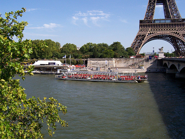 Les fameux bateaux mouches  ...  sur la Seine !