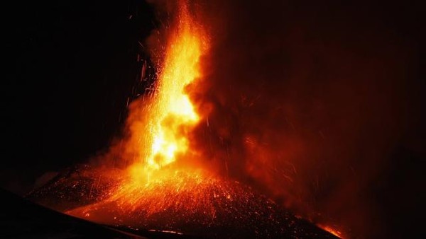 Sicile ...  Spectaculaire éruption de l'Etna   !