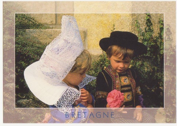 Enfants en costumes traditionnels  ...  bretons  !
