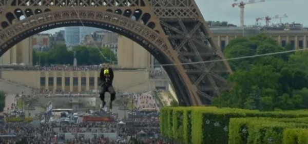 La Tyrolienne de la Tour Eiffel   ...