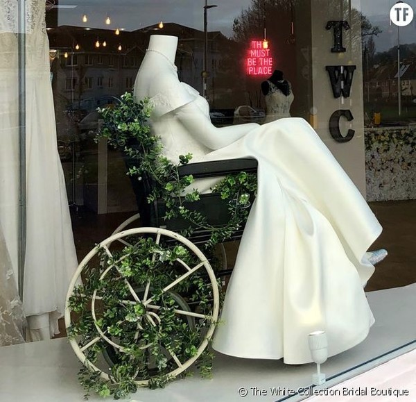 Mannequin en robe de mariée sur un fauteuil roulant !