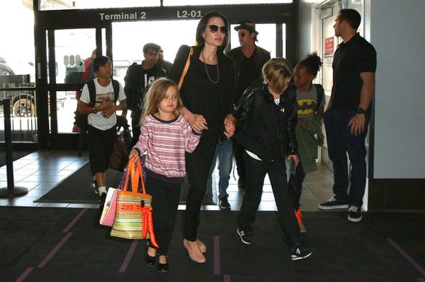 La famille Jolie-Pitt voyage en classe économique !