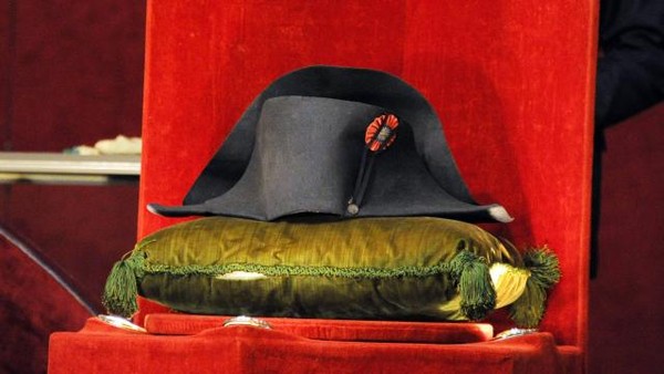 Chapeau de Napoléon acheté 1,8 million d'euros !