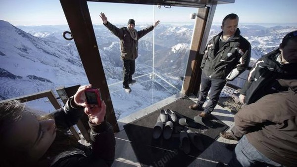 Marchez dans le vide à 4 000 m face au Mont-Blanc  !