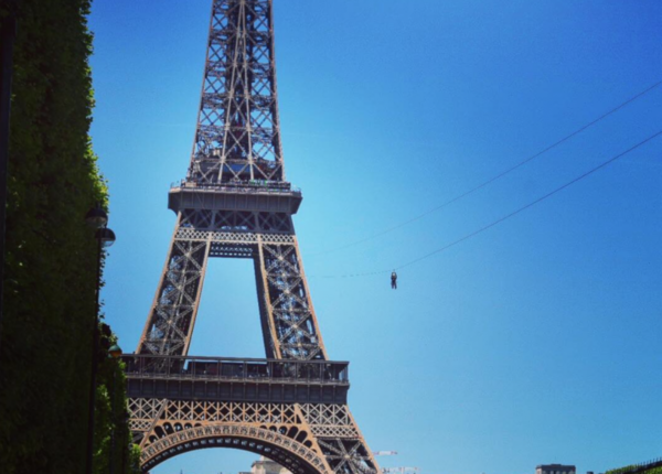 La tyrolienne de la tour Eiffel REVIENT  ...