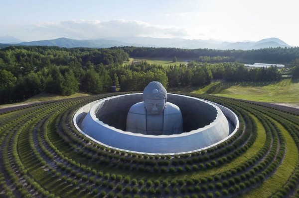 Le cimetière de Makomanai au Japon  ...