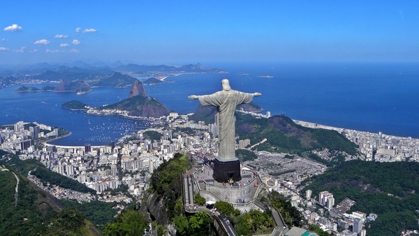 La statue du Christ Rédempteur au Brésil  ...