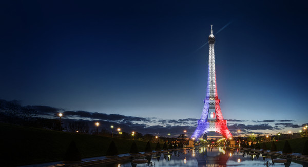 Supporters des bleus  ...  " Allumez la Tour Eiffel " !
