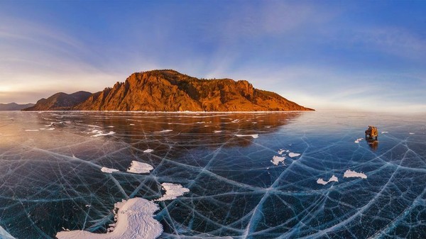 Le Lac Baïkal gelé  ...   devient route glacée !