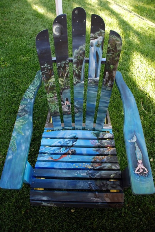 Lauren White peint des chaises de jardin  !