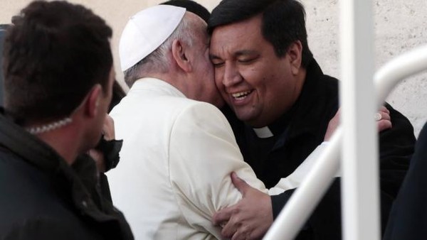 Un prêtre argentin pris en stop dans la papamobile !