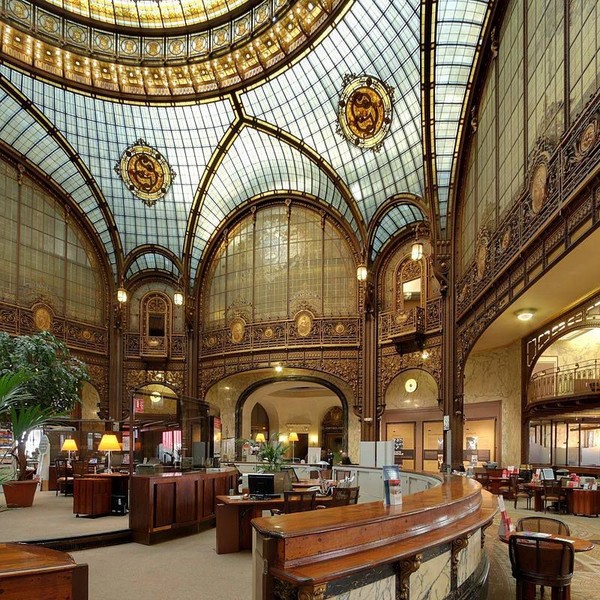 La plus belle banque de PARIS     ...