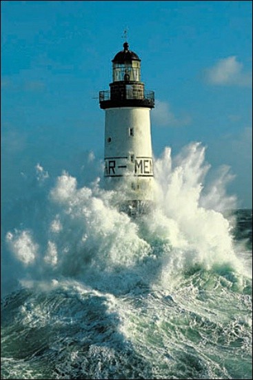 Un beau phare de Bretagne  "AR MEN"  ...