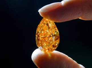 Plus gros diamant orange du monde ... bagatelle koi !