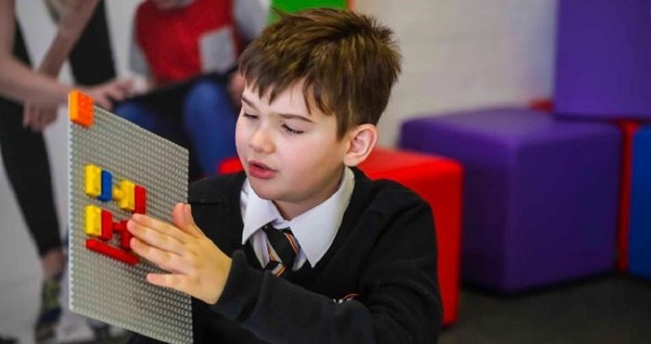 LEGO crée des briques en braille pour enfants aveugles ...