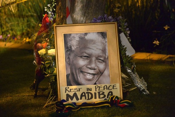 Nelson Mandela  ...  Le MONDE ENTIER est en deuil !