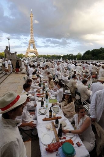 Succès du "Dîner en Blanc"   ...  hier à la Tour Eiffel  !