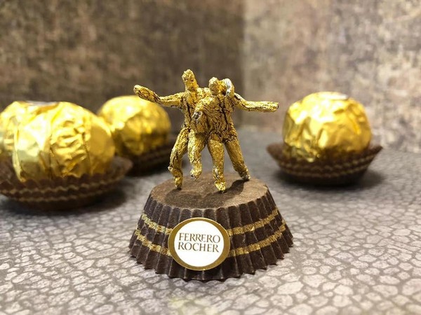 Il fabrique des figurines avec : emballages "ferrero" !