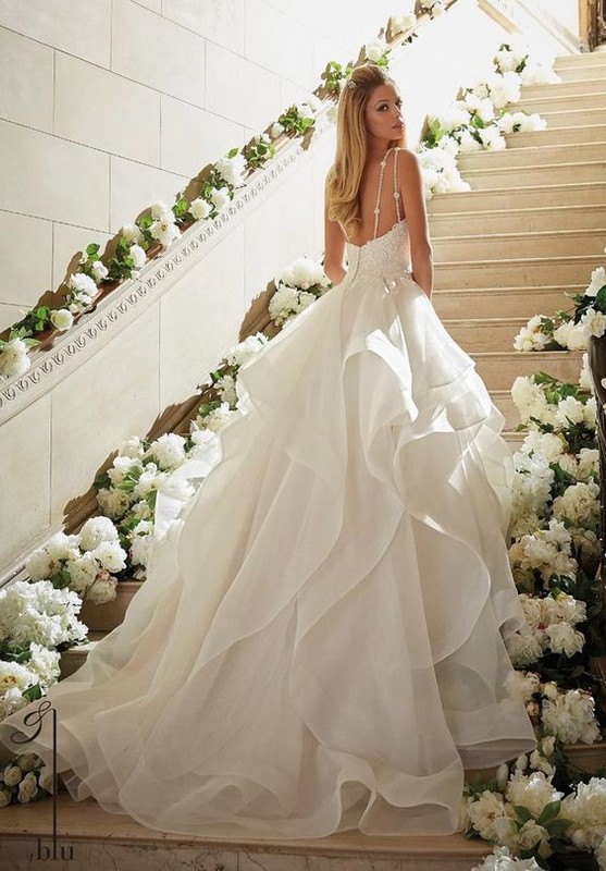 Qu'elle est belle   ...   dans sa robe de mariée  !