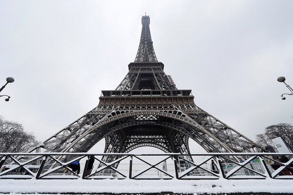 Gelée, la Tour Eiffel reste fermée    ...