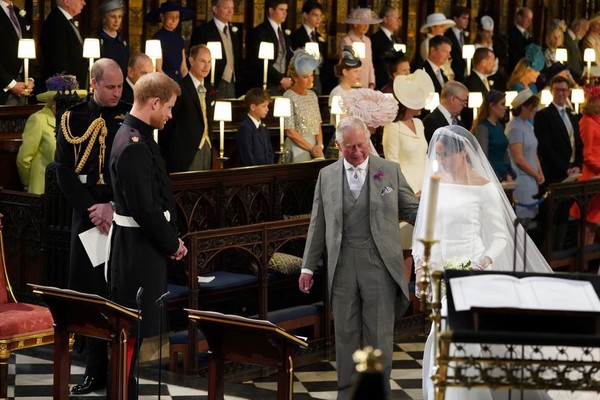 Charles conduit méghan à l'autel, William témoin marié !