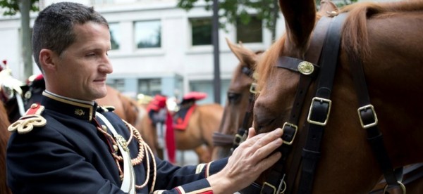 Macron offre au président chinois un cheval de la Garde ...