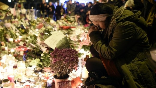 La France se fige à Midi pour une minute de silence !