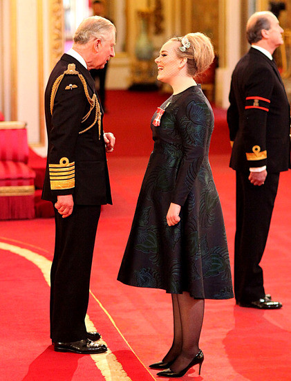 La chanteuse Adele décorée par  ...  le Prince Charles ! 