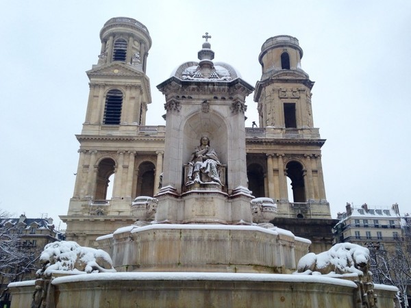 Les deux tours de Saint-Sulpice sont asymétriques ...