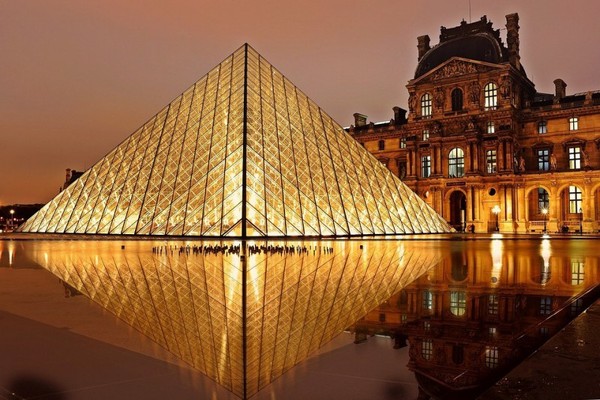 Le Louvre et sa Pyramide     !