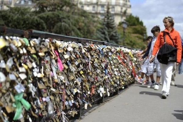 Cadenas d'amour : La ville de Paris retire 37 grilles !