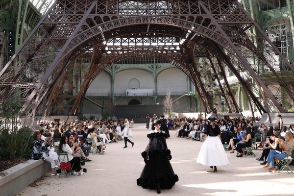 Chanel Célèbre Paris ...  Paris Honore Karl Lagerfeld !