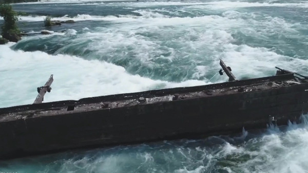 Une épave centenaire approche des chutes du Niagara  ...