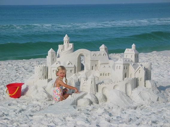 L'été c'est aussi ... les châteaux de sable sur la plage !