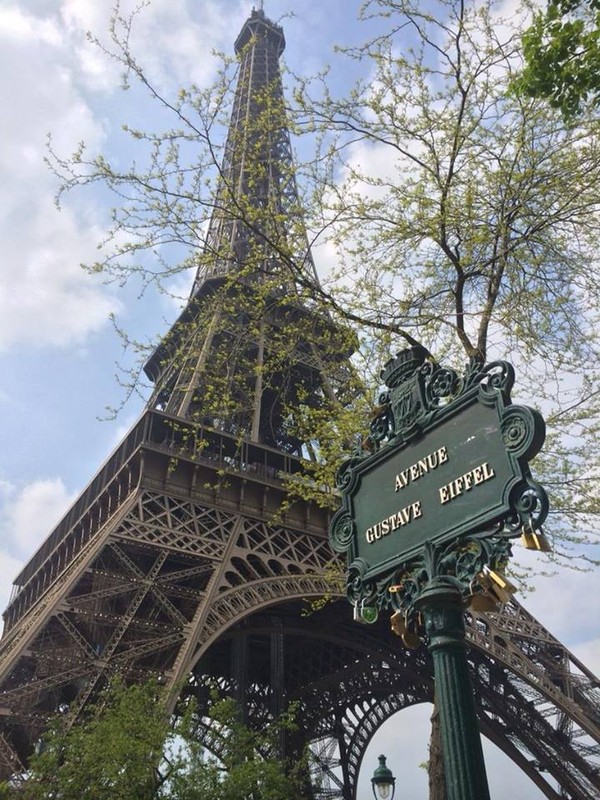 La Première Dame de France   ...  reste  "la Tour Eiffel" !