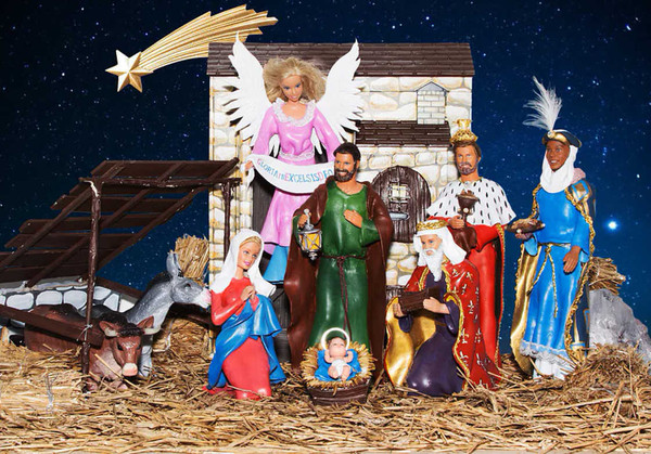 Barbie, la célèbre poupée   ...  dans la Crèche de Noël !